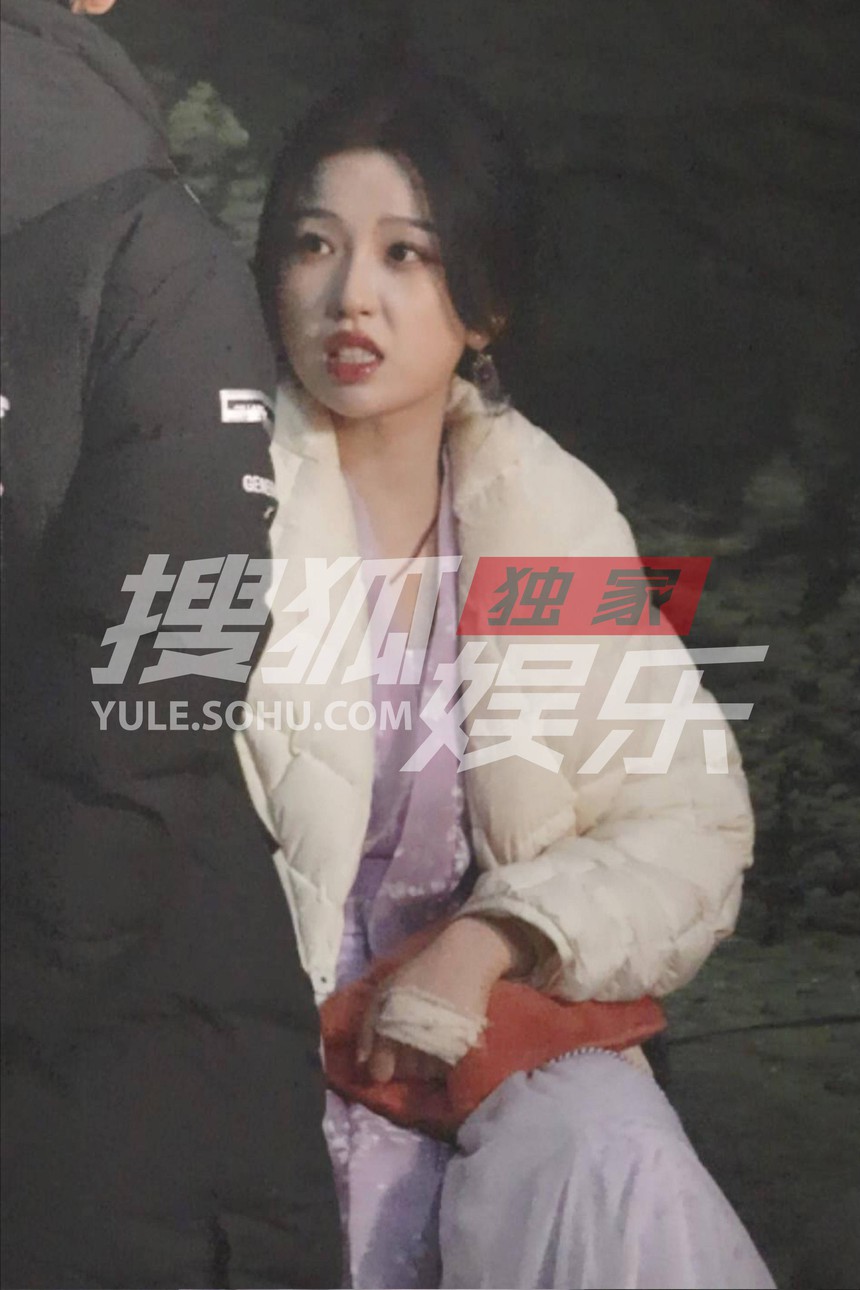 Lộ ảnh Ngu Thư Hân nghi bị đạo diễn tai tiếng quấy rối ngay trên phim trường, phản ứng của nàng tiểu hoa khiến fan 'nóng ruột'? - Ảnh 6. Lộ ảnh Ngu Thư Hân nghi bị đạo diễn tai tiếng quấy rối ngay trên phim trường, phản ứng của nàng tiểu hoa khiến fan 'nóng ruột'? - Ảnh 6.