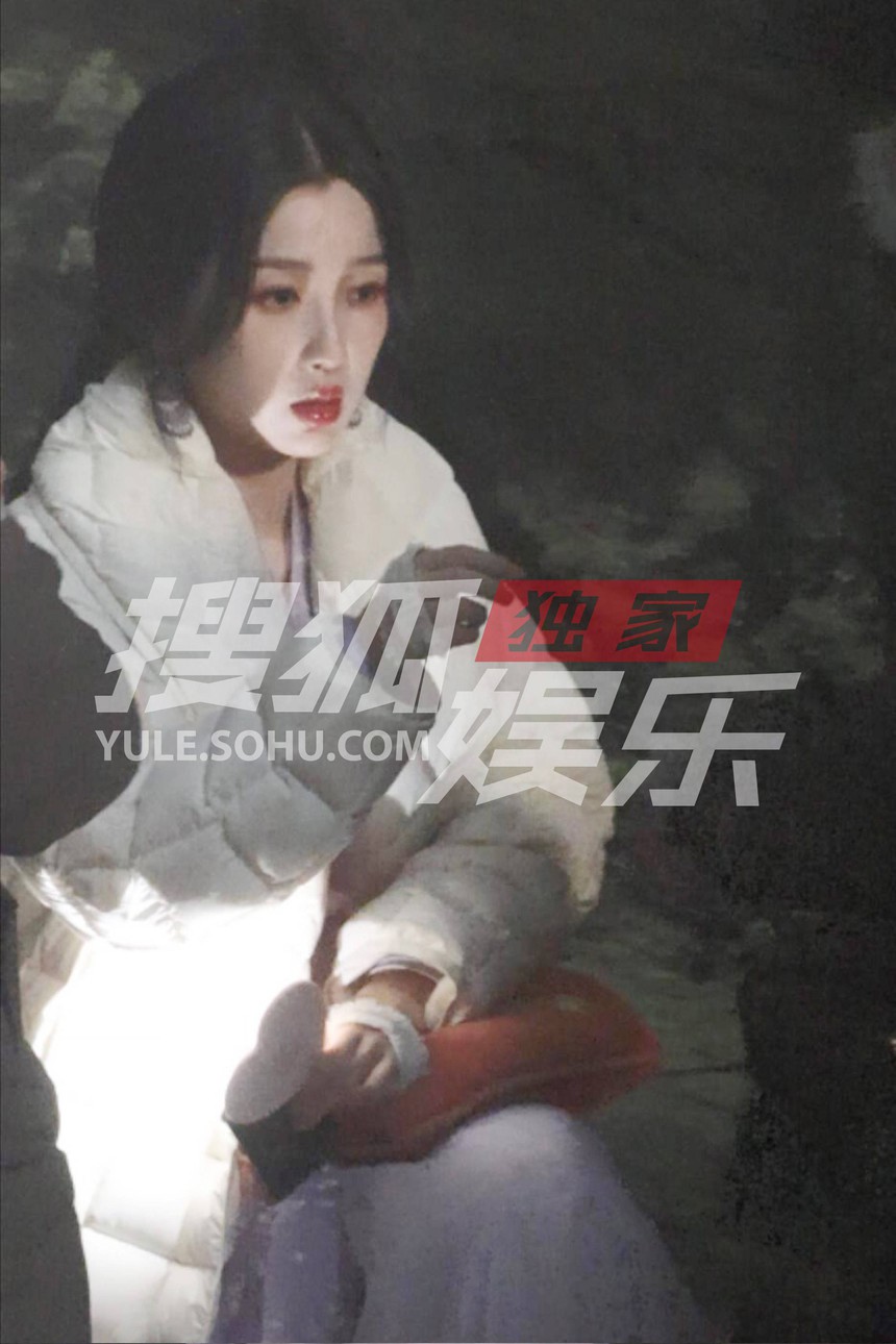 Lộ ảnh Ngu Thư Hân nghi bị đạo diễn tai tiếng quấy rối ngay trên phim trường, phản ứng của nàng tiểu hoa khiến fan 'nóng ruột'? - Ảnh 5. Lộ ảnh Ngu Thư Hân nghi bị đạo diễn tai tiếng quấy rối ngay trên phim trường, phản ứng của nàng tiểu hoa khiến fan 'nóng ruột'? - Ảnh 5.