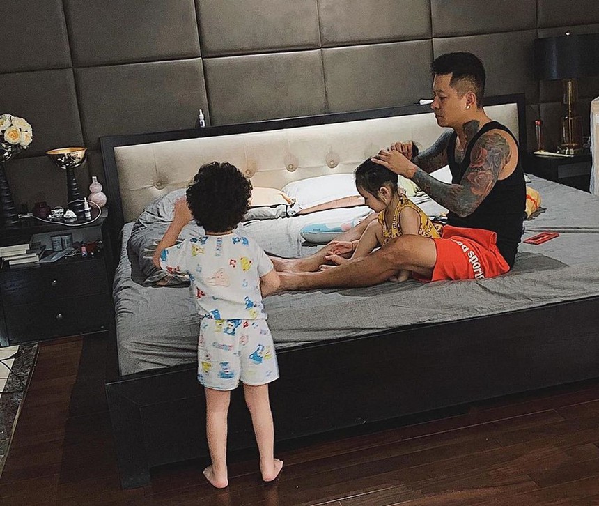 Tuổi trung niên của Tuấn Hưng: Gác sự nghiệp lo cho gia đình, chấp nhận mang tiếng "ăn bám" vợ  - Ảnh 2.