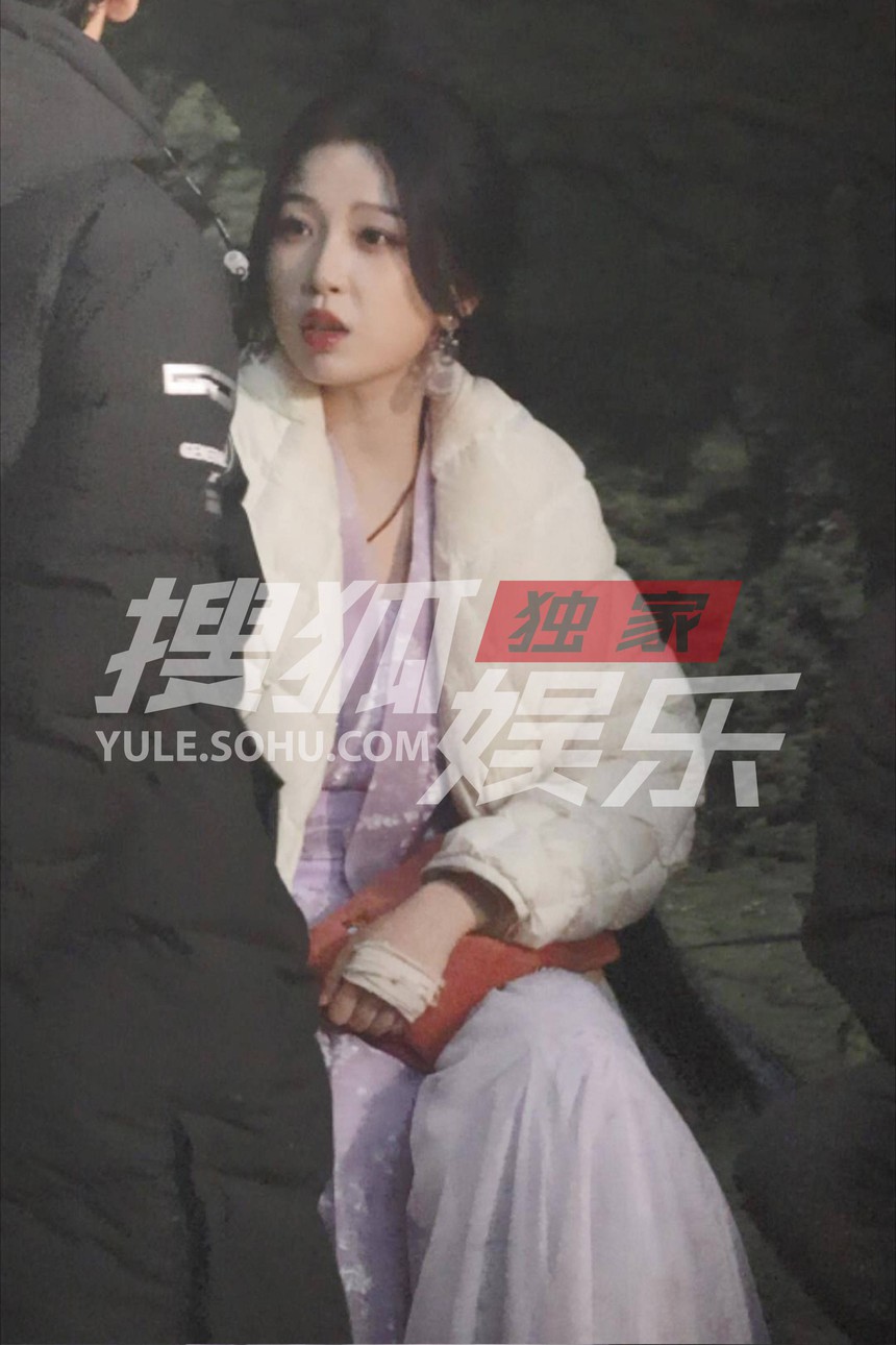 Lộ ảnh Ngu Thư Hân nghi bị đạo diễn tai tiếng quấy rối ngay trên phim trường, phản ứng của nàng tiểu hoa khiến fan 'nóng ruột'? - Ảnh 7. Lộ ảnh Ngu Thư Hân nghi bị đạo diễn tai tiếng quấy rối ngay trên phim trường, phản ứng của nàng tiểu hoa khiến fan 'nóng ruột'? - Ảnh 7.