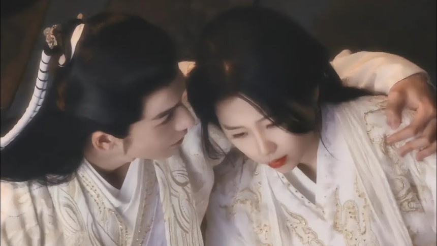 Lộ ảnh Ngu Thư Hân nghi bị đạo diễn tai tiếng quấy rối ngay trên phim trường, phản ứng của nàng tiểu hoa khiến fan 'nóng ruột'? - Ảnh 11. Lộ ảnh Ngu Thư Hân nghi bị đạo diễn tai tiếng quấy rối ngay trên phim trường, phản ứng của nàng tiểu hoa khiến fan 'nóng ruột'? - Ảnh 11.