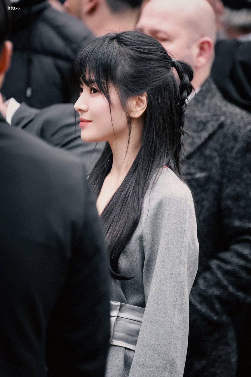 Song Hye Kyo đại náo Milan Fashion Week: Visual gây sốt khi sánh bên nam thần Hứa Quang Hán, được khán giả rần rần ủng hộ - Ảnh 5. Song Hye Kyo đại náo Milan Fashion Week: Visual gây sốt khi sánh bên nam thần Hứa Quang Hán, được khán giả rần rần ủng hộ - Ảnh 5.