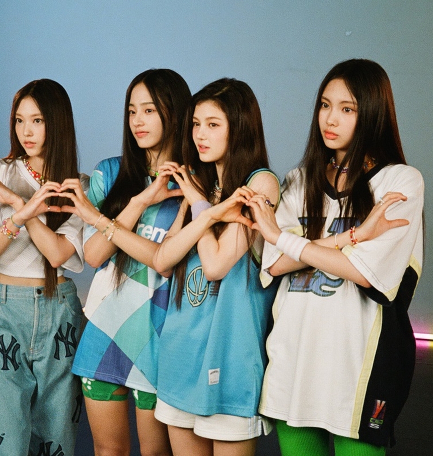 NewJeans hot tới mức trở thành 'nàng thơ' của BST thời trang: Nhìn vào thấy ngay dàn outfits từ 2 MV đình đám của các nàng! - Ảnh 9.