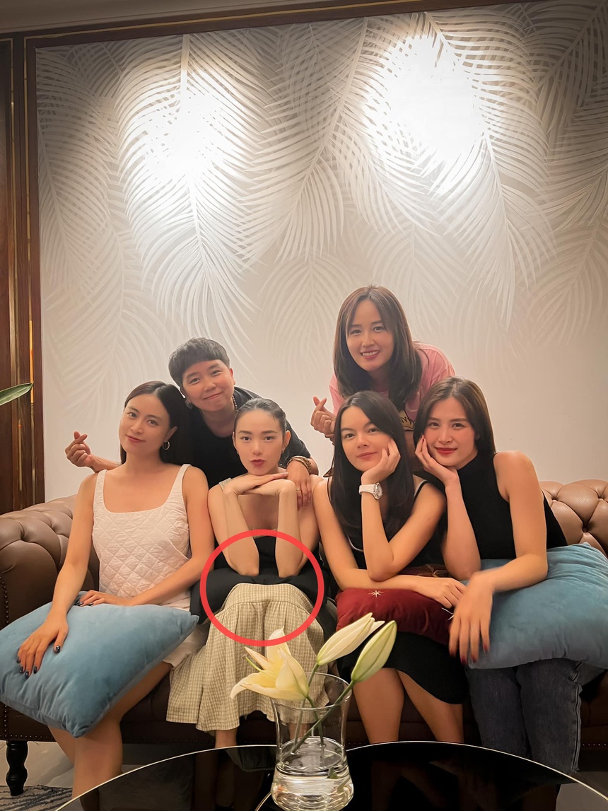 Minh Hằng dạo này: Bị soi bụng lùm lùm ở sự kiện, dùng 1 chiêu giấu dáng giống nhiều sao Vbiz  - Ảnh 2.