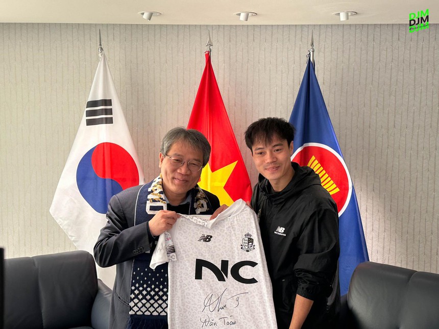 Văn Toàn được Đại sứ Việt Nam tại Hàn Quốc động viên tinh thần - Ảnh 1. Văn Toàn được Đại sứ Việt Nam tại Hàn Quốc động viên tinh thần - Ảnh 1.