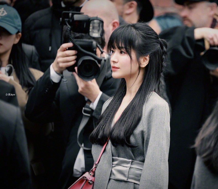 Song Hye Kyo trẻ trung bất ngờ khi đứng cạnh mỹ nam kém 9 tuổi - Ảnh 2.