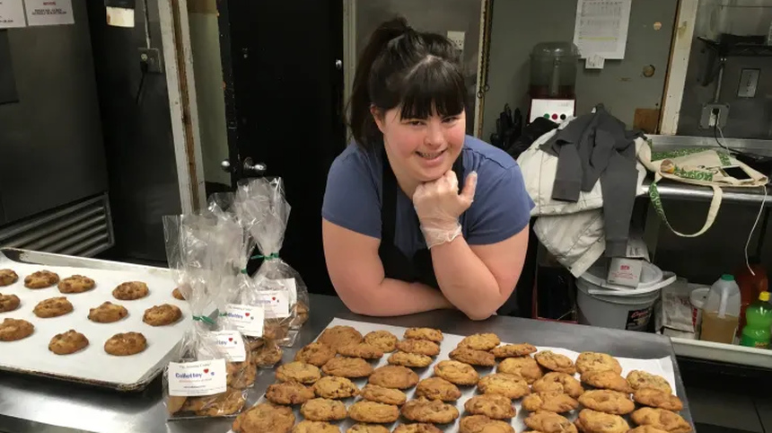 Đi xin việc ở đâu cũng bị từ chối vì mắc bệnh down, cô gái về nhà tự khởi nghiệp, mở công ty bán bánh quy trị giá triệu đô - Ảnh 2.