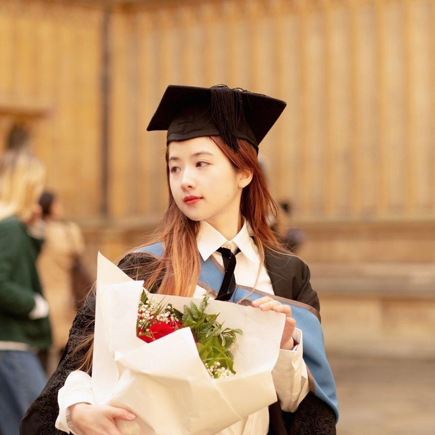 4 nàng 'học bá' từng làm mưa làm gió mạng xã hội Trung Quốc: Nổi lên nhờ học lực 'khủng' và nhan sắc đỉnh cao, nhưng đều bị công kích vì 1 điều - Ảnh 1. 4 nàng 'học bá' từng làm mưa làm gió mạng xã hội Trung Quốc: Nổi lên nhờ học lực 'khủng' và nhan sắc đỉnh cao, nhưng đều bị công kích vì 1 điều - Ảnh 1.