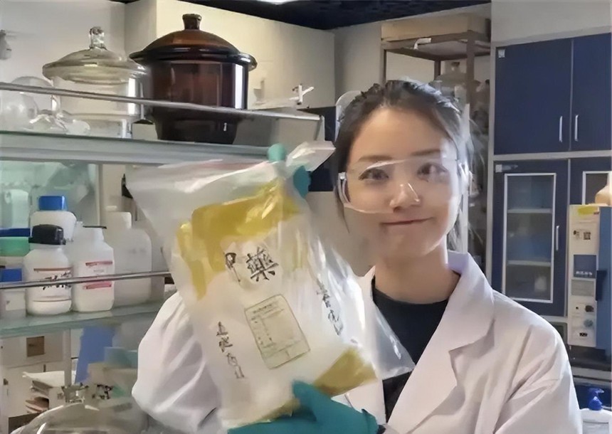 4 nàng 'học bá' từng làm mưa làm gió mạng xã hội Trung Quốc: Nổi lên nhờ học lực 'khủng' và nhan sắc đỉnh cao, nhưng đều bị công kích vì 1 điều - Ảnh 9. 4 nàng 'học bá' từng làm mưa làm gió mạng xã hội Trung Quốc: Nổi lên nhờ học lực 'khủng' và nhan sắc đỉnh cao, nhưng đều bị công kích vì 1 điều - Ảnh 9.