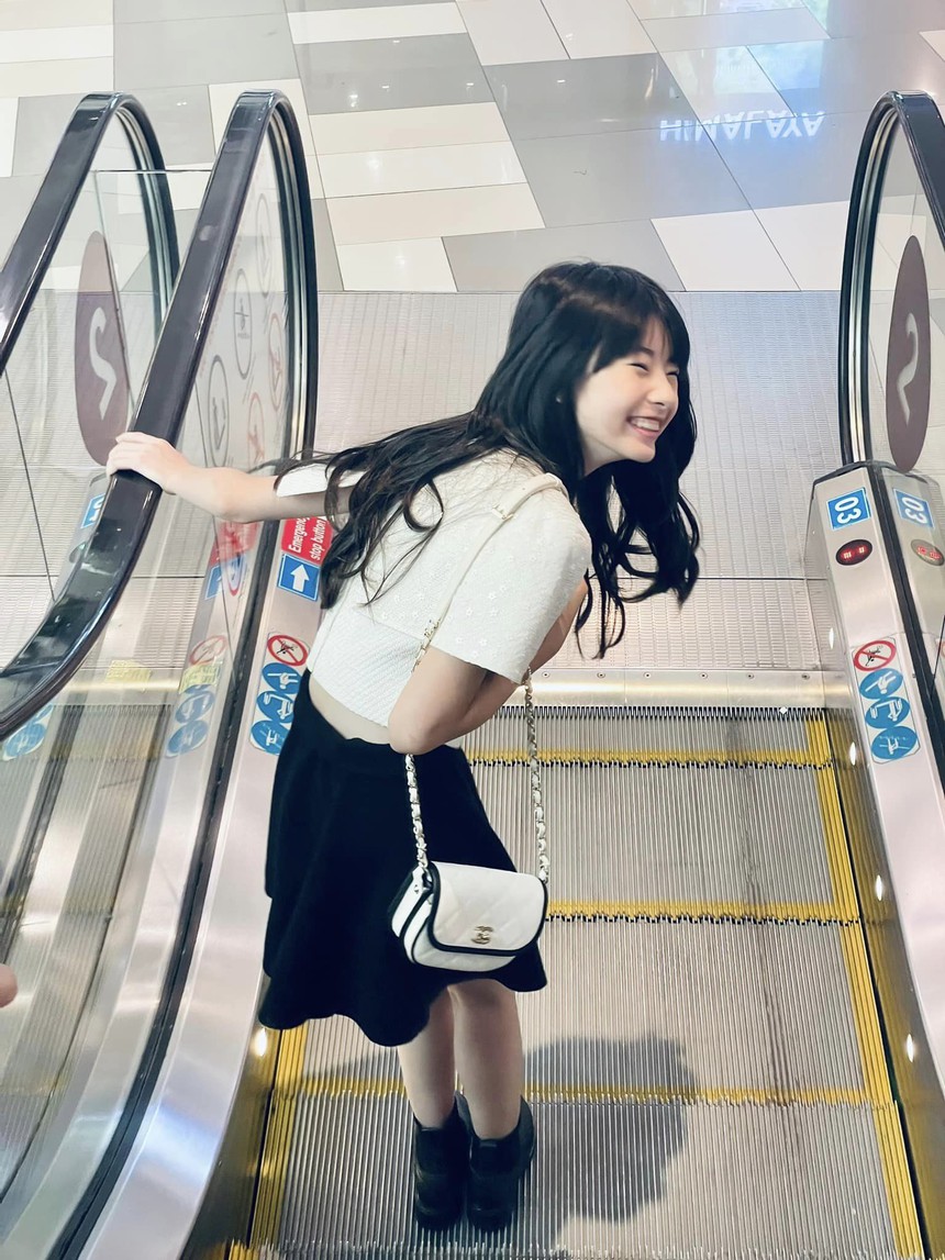 Phát hiện thêm 1 nhóc tỳ chuẩn mỹ nhân tương lai của Vbiz: Visual như idol Hàn, ảnh chụp vội xinh mê mẩn! - Ảnh 2.