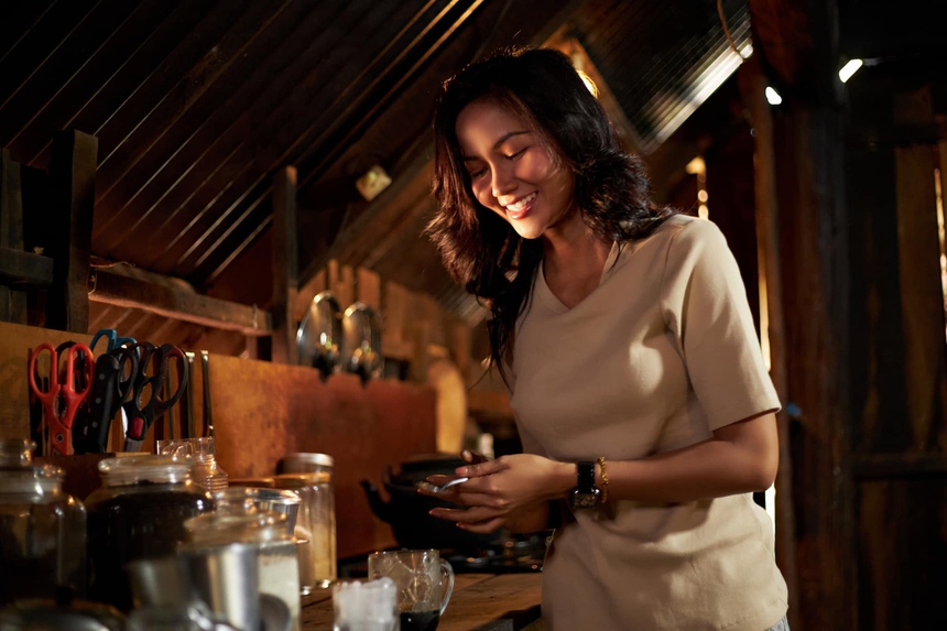 H'hen Niê kể truyền thống gia đình gì mà fan rần rần xin đến nhà? - Ảnh 1.