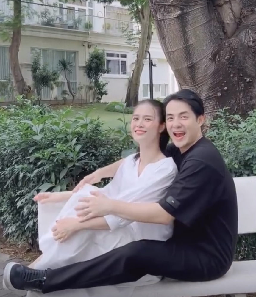 Ông Cao Thắng rủ rê Đông Nhi chụp hình, gây choáng vì cái kết siêu lầy lội  - Ảnh 1.