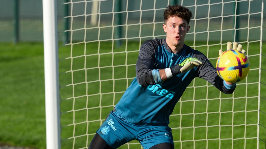 HLV Eddie Howe (Newcastle United) có thể sử dụng thủ thành 18 tuổi Max Thompson trong trận đấu với MU tại Carabao Cup