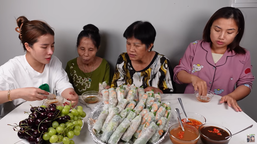 Bị nói chăm sóc Quỳnh Trần JP phẫu thuật thẩm mỹ để lấy tiền lấy tiếng, bạn thân đáp trả gay gắt - Ảnh 3.