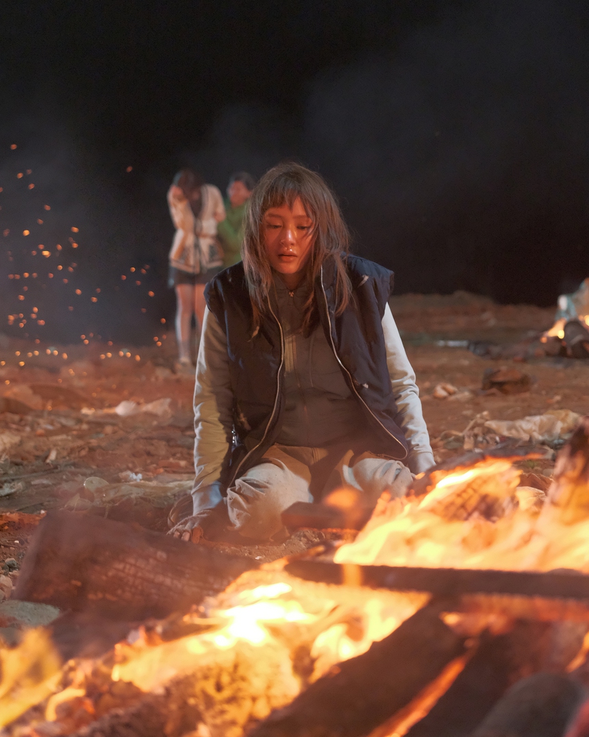 Hiền Hồ kết hợp Denis Đặng trong MV trở lại sau 3 năm, 'plot twist' khiến khán giả bất ngờ! - Ảnh 6. Hiền Hồ kết hợp Denis Đặng trong MV trở lại sau 3 năm, 'plot twist' khiến khán giả bất ngờ! - Ảnh 6.