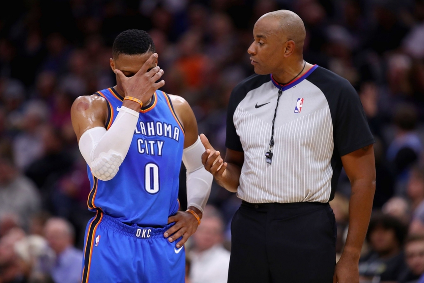 LeBron James và những cầu thủ tranh cãi với trọng tài nhiều nhất - Ảnh 1.