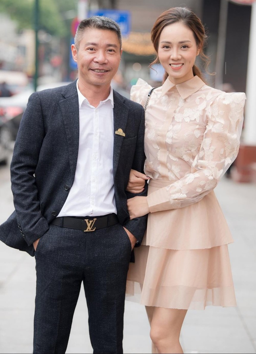 Vợ 3 NSND Công Lý: Không buông tay lúc chồng bạo bệnh, chăm sóc như "em bé" - Ảnh 2.