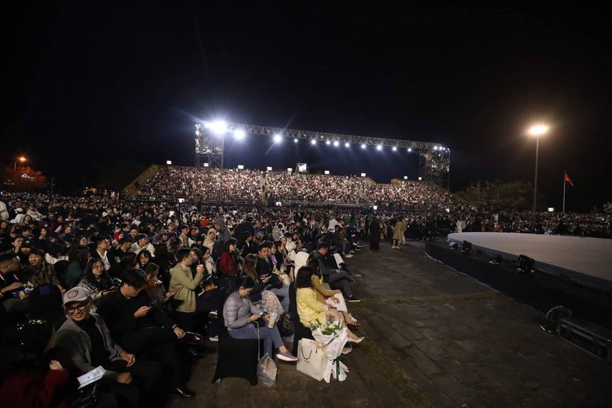 Hà Anh Tuấn mở màn concert bằng tiết mục hát xẩm Bonjour Việt Nam, hàng nghìn khán giả nổi da gà vì xúc động! - Ảnh 3.