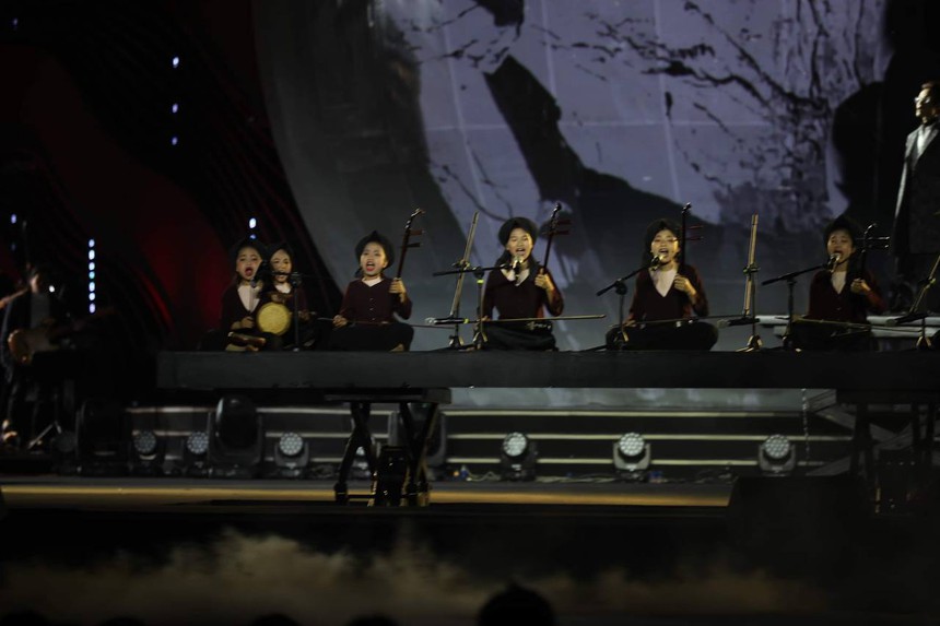 Hà Anh Tuấn mở màn concert bằng tiết mục hát xẩm Bonjour Việt Nam, hàng nghìn khán giả nổi da gà vì xúc động! - Ảnh 7.