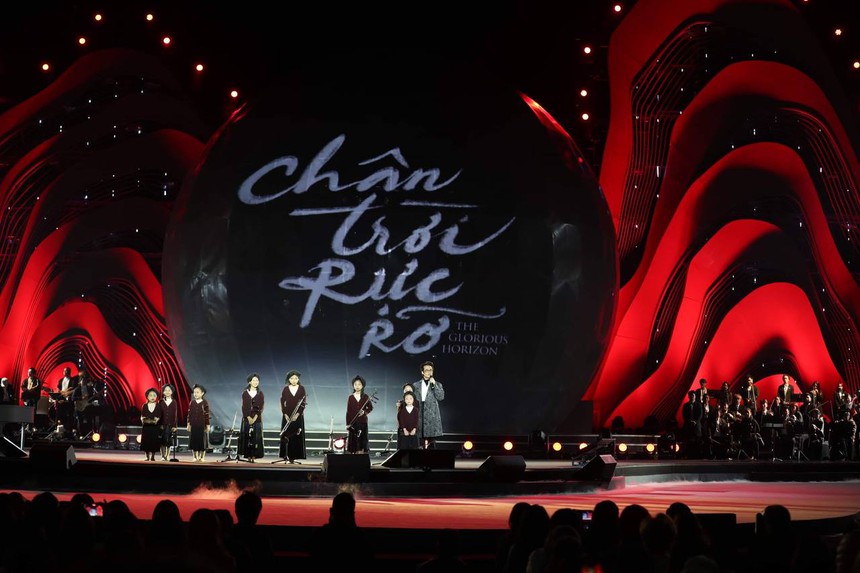 Hà Anh Tuấn mở màn concert bằng tiết mục hát xẩm Bonjour Việt Nam, hàng nghìn khán giả nổi da gà vì xúc động! - Ảnh 6.