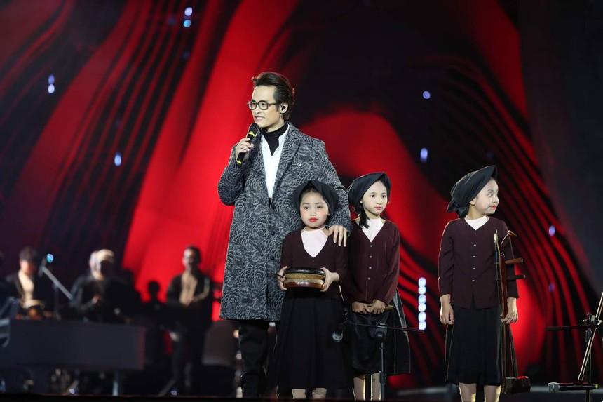 Hà Anh Tuấn mở màn concert bằng tiết mục hát xẩm Bonjour Việt Nam, hàng nghìn khán giả nổi da gà vì xúc động! - Ảnh 5.