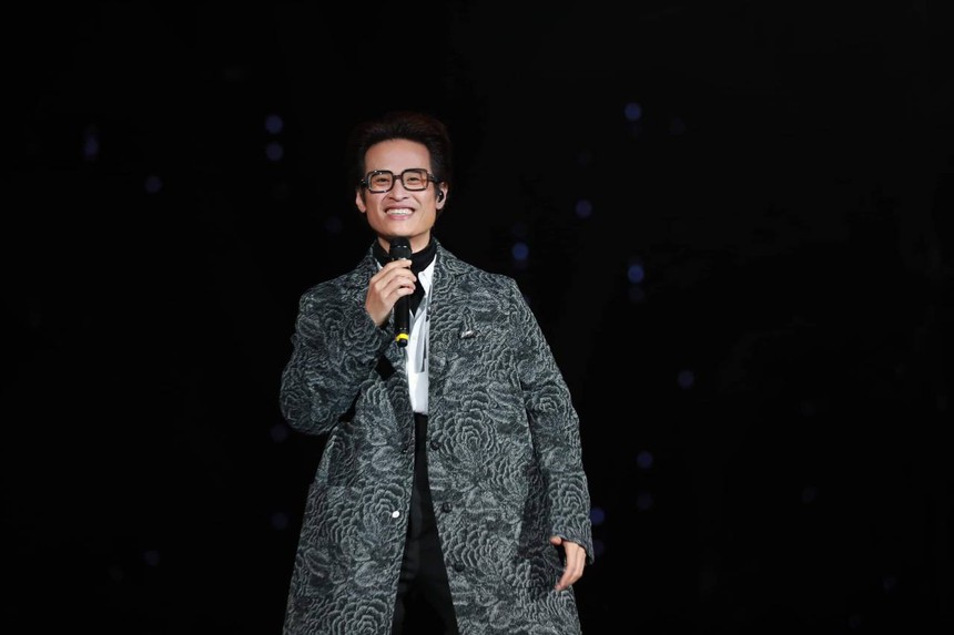 Hà Anh Tuấn mở màn concert bằng tiết mục hát xẩm Bonjour Việt Nam, hàng nghìn khán giả nổi da gà vì xúc động! - Ảnh 1.