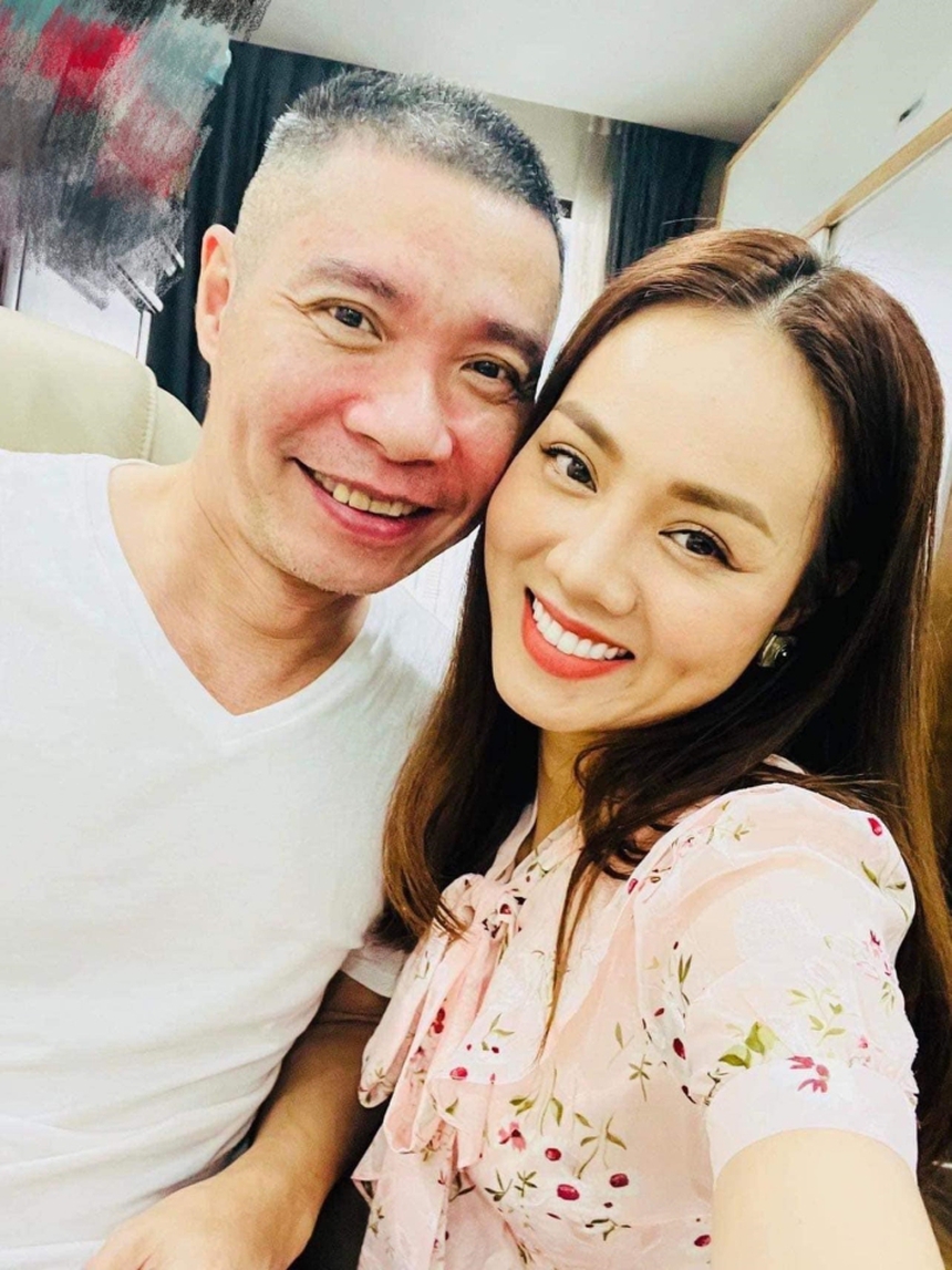 Vợ 3 NSND Công Lý: Không buông tay lúc chồng bạo bệnh, chăm sóc như "em bé" - Ảnh 1.