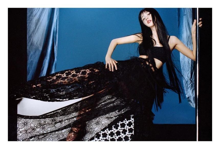 Full bộ ảnh Jisoo trên Vogue Pháp: Bắn ảnh cực bén, thần thái sắc lẹm, nhận đãi ngộ nghịch thiên từ Dior  - Ảnh 2.