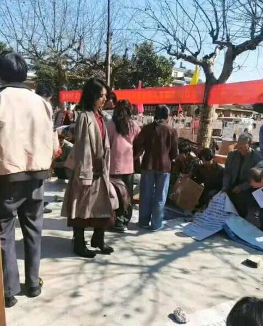 Triệu Lệ Dĩnh tất bật quay phim mới, để lộ tạo hình tóc ngắn lạ mắt  - Ảnh 4.