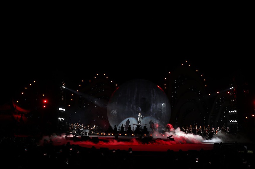 Hà Anh Tuấn mở màn concert bằng tiết mục hát xẩm Bonjour Việt Nam, hàng nghìn khán giả nổi da gà vì xúc động! - Ảnh 8.