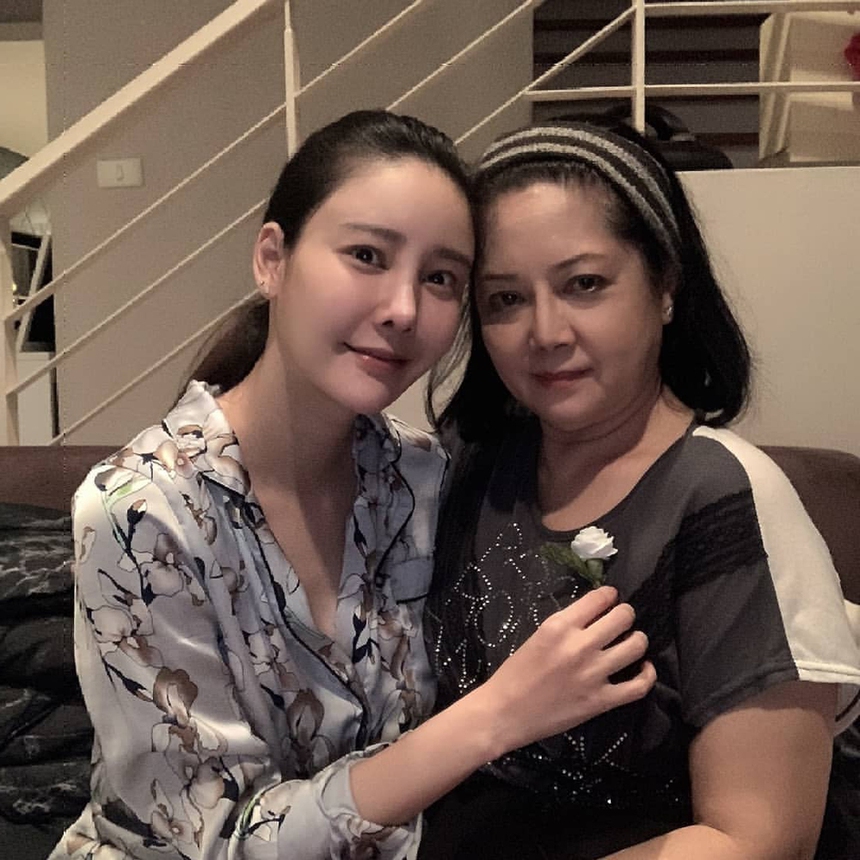 Vụ thiệt mạng của Tangmo Nida sau 1 năm: Loạt nghi vấn chưa có lời giải, mẹ ruột nữ diễn viên bị chỉ trích tham tiền - Ảnh 6.