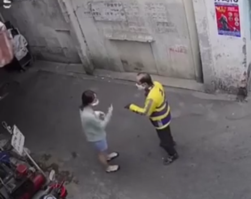 Mâu thuẫn vì 10.000 đồng, cô gái bị tài xế dùng mũ bảo hiểm "phang" vào đầu, dân mạng tranh cãi  - Ảnh 2.