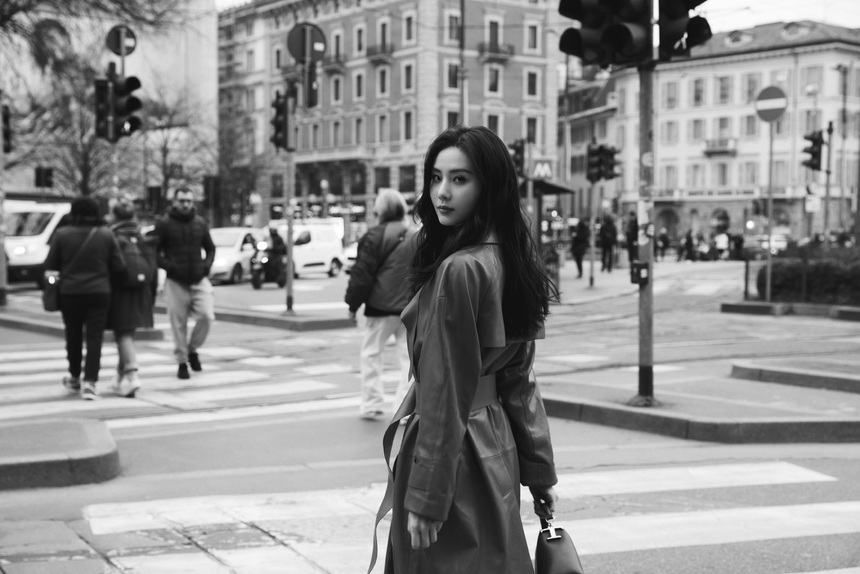 (TIN THỨ 7) Ngắm bộ ảnh bên đường phố Milan đẹp hút hồn của Lưu Thi Thi - Ảnh 3.