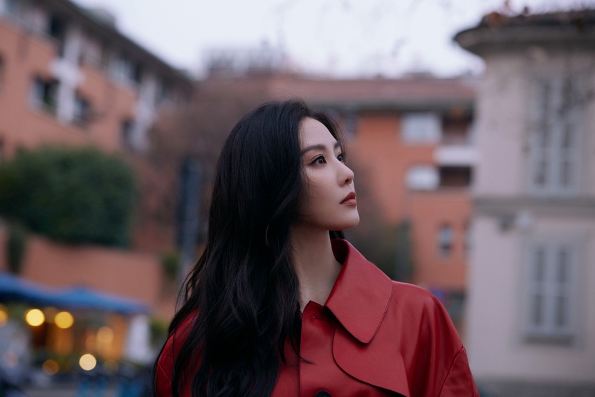 (TIN THỨ 7) Ngắm bộ ảnh bên đường phố Milan đẹp hút hồn của Lưu Thi Thi - Ảnh 2.