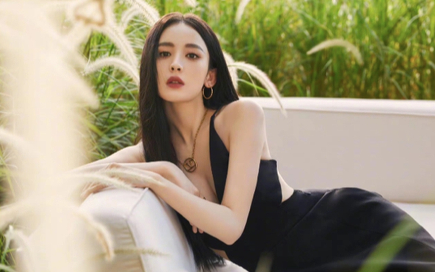 Khởi quay 'Thần thoại' 2, Thành Long nhận chỉ trích vì 'loveline' với sao nữ kém 38 tuổi - Ảnh 4.