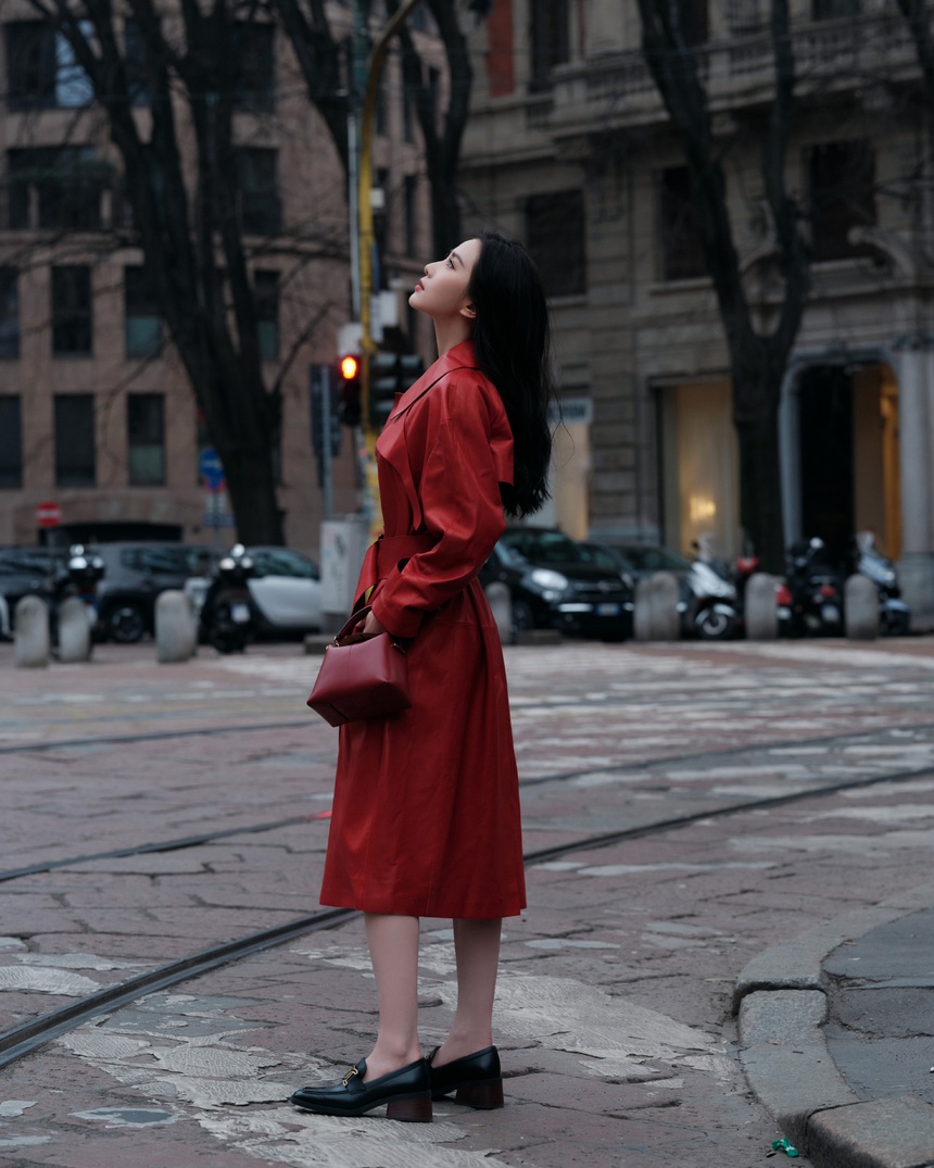 (TIN THỨ 7) Ngắm bộ ảnh bên đường phố Milan đẹp hút hồn của Lưu Thi Thi - Ảnh 7.