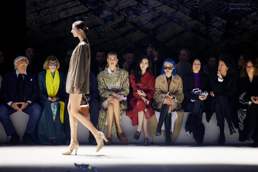 (TIN THỨ 7) Ngắm bộ ảnh bên đường phố Milan đẹp hút hồn của Lưu Thi Thi - Ảnh 1.