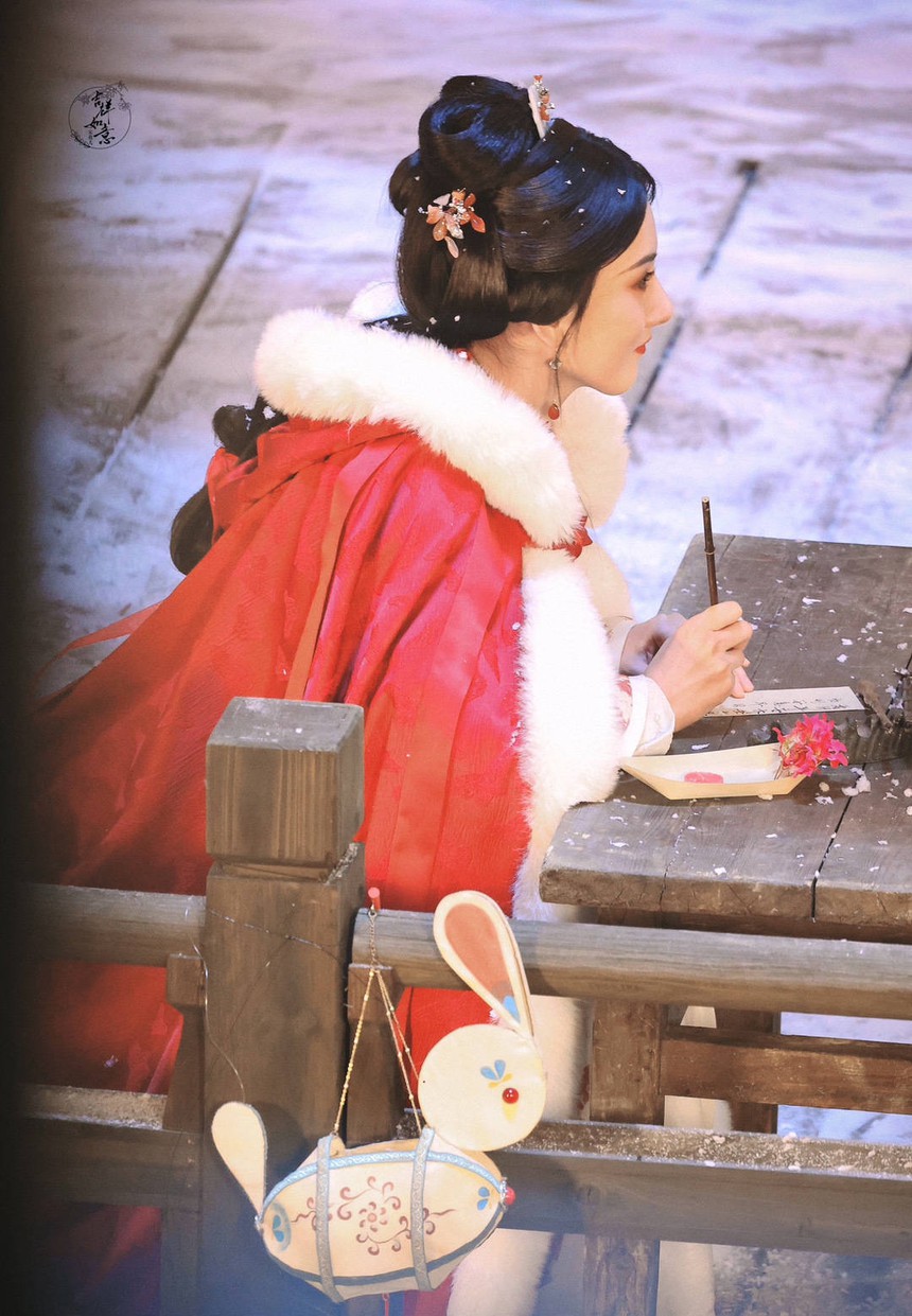 'Đụng hàng' Triệu Lộ Tư nhưng nàng tiểu hoa này được khen xinh đẹp hơn hẳn, nhan sắc còn 'na ná' Trương Bá Chi khiến dân tình thương nhớ - Ảnh 3. 'Đụng hàng' Triệu Lộ Tư nhưng nàng tiểu hoa này được khen xinh đẹp hơn hẳn, nhan sắc còn 'na ná' Trương Bá Chi khiến dân tình thương nhớ - Ảnh 3.