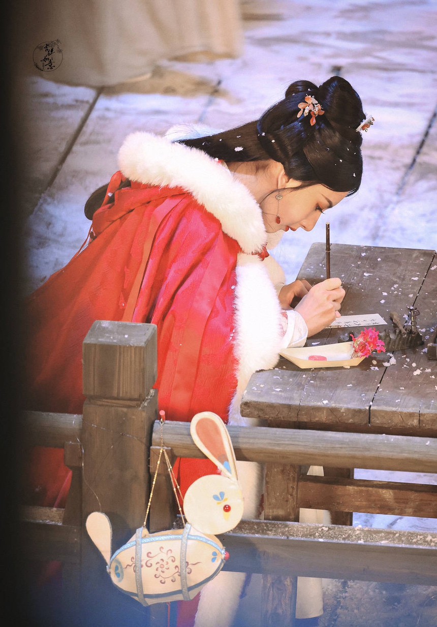 'Đụng hàng' Triệu Lộ Tư nhưng nàng tiểu hoa này được khen xinh đẹp hơn hẳn, nhan sắc còn 'na ná' Trương Bá Chi khiến dân tình thương nhớ - Ảnh 4. 'Đụng hàng' Triệu Lộ Tư nhưng nàng tiểu hoa này được khen xinh đẹp hơn hẳn, nhan sắc còn 'na ná' Trương Bá Chi khiến dân tình thương nhớ - Ảnh 4.