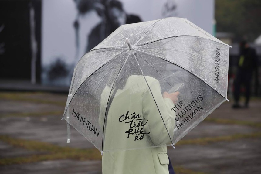 Concert của Hà Anh Tuấn trước giờ G: Trời đổ mưa trắng xóa, ekip mở hit BLACKPINK để… “thử âm thanh”  - Ảnh 4.