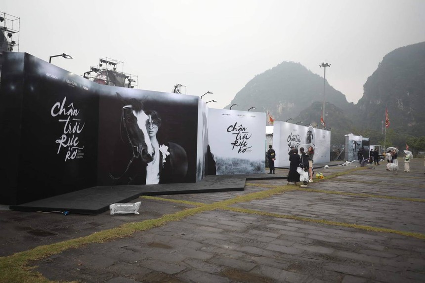 Concert của Hà Anh Tuấn trước giờ G: Trời đổ mưa trắng xóa, ekip mở hit BLACKPINK để… “thử âm thanh”  - Ảnh 2.