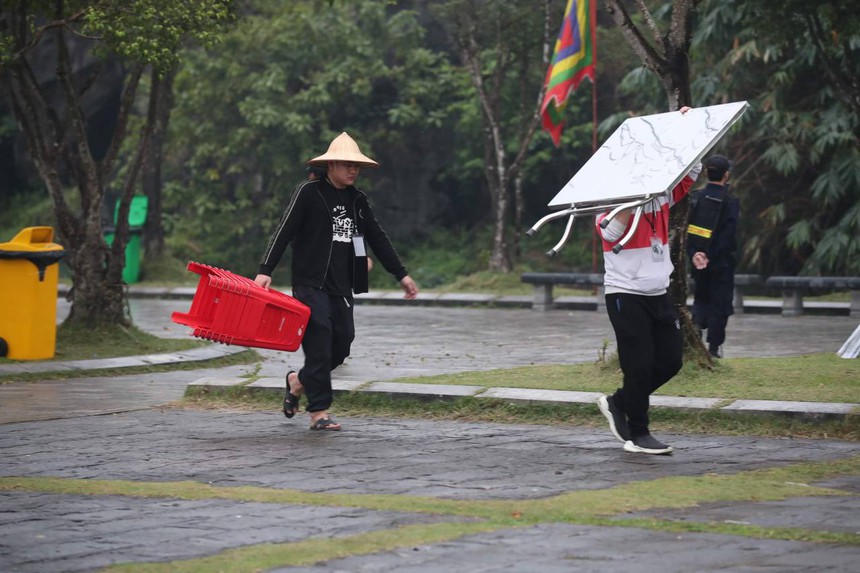 Concert của Hà Anh Tuấn trước giờ G: Trời đổ mưa trắng xóa, ekip mở hit BLACKPINK để… “thử âm thanh”  - Ảnh 6.