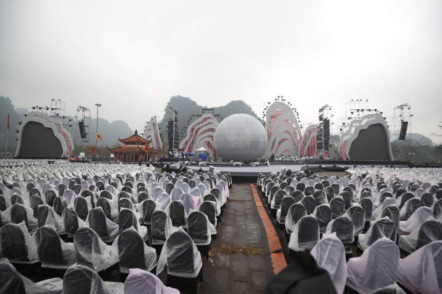 Concert của Hà Anh Tuấn trước giờ G: Trời đổ mưa trắng xóa, ekip mở hit BLACKPINK để… “thử âm thanh”  - Ảnh 1.