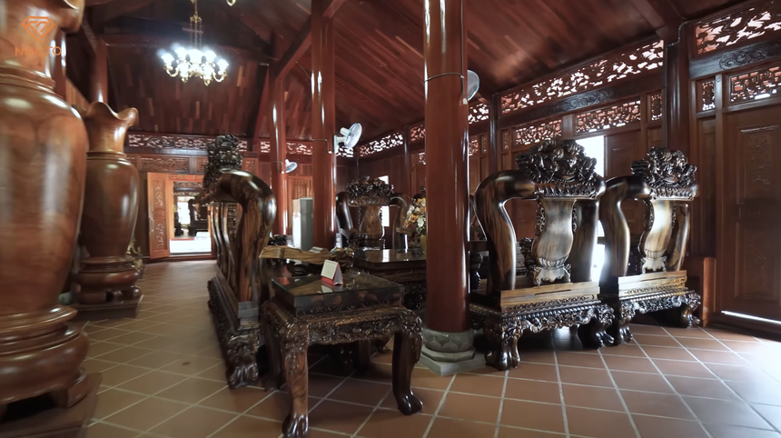 Nhà siêu giàu lau bàn ghế rồng phượng tiền tỷ thế nào? - Ảnh 6.