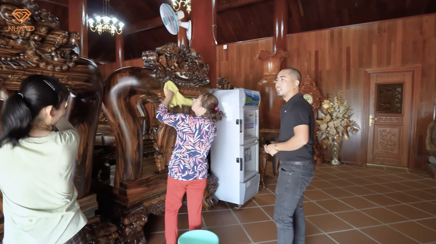 Nhà siêu giàu lau bàn ghế rồng phượng tiền tỷ thế nào? - Ảnh 1.