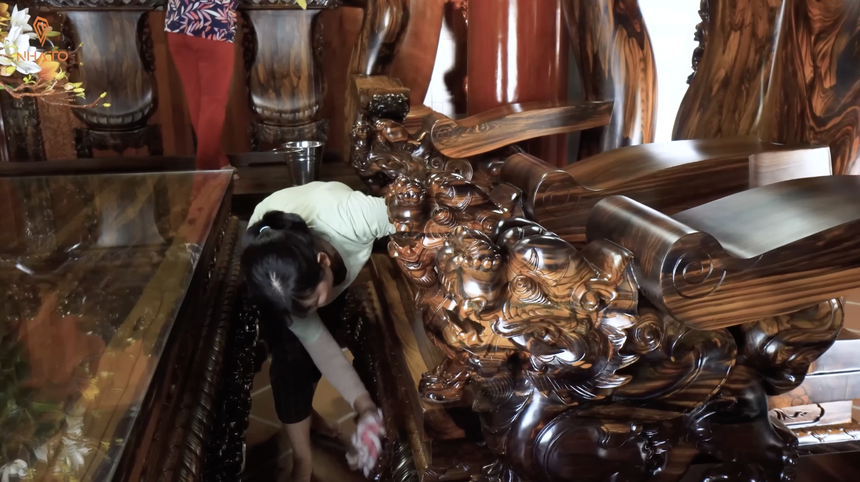 Nhà siêu giàu lau bàn ghế rồng phượng tiền tỷ thế nào? - Ảnh 3.