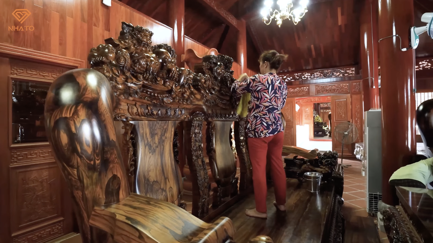 Nhà siêu giàu lau bàn ghế rồng phượng tiền tỷ thế nào? - Ảnh 2.
