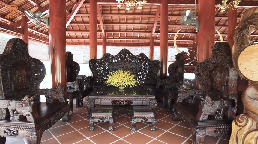 Nhà siêu giàu lau bàn ghế rồng phượng tiền tỷ thế nào? - Ảnh 4.