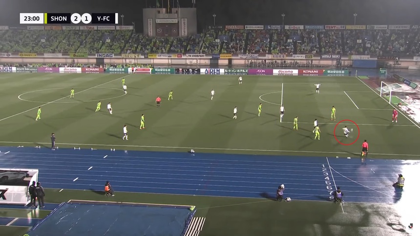 Đồng đội Công Phượng đá bóng thẳng vào lưới nhà, cả đội bất lực đứng nhìn - Ảnh 2.