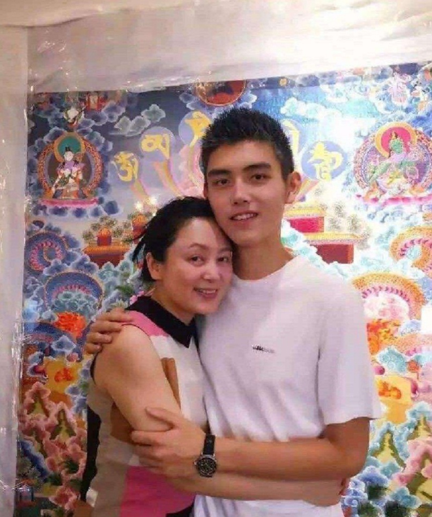 Mẹ Trần Phi Vũ lộ diện hốc hác, khủng hoảng vì ồn ào lộ 'ảnh giường chiếu' của quý tử - Ảnh 5.